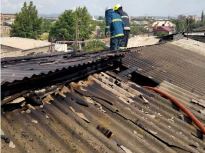 Հրդեհ Երևանի Նորագյուղ թաղամասում. այրվել են տներից երկուսի տանիքի փայտե կառուցատարրերը