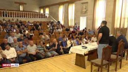 Архиепископ Баграт Галстанян проводит встречу с жителями Чаренцавана