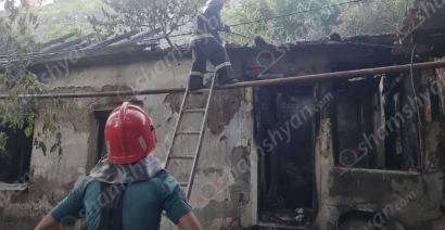 У станции Айрума спасатели после тушения пожара в доме обнаружили обугленное женское тело
