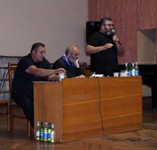 Архиепископ Баграт Галстанян проводит встречу с жителями Абовяна