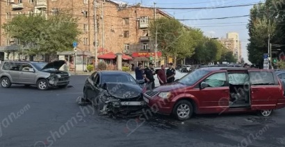 Խոշոր ավտովթար՝ Երևանում. բախվել են «Lexus»-ը, «Chrysler»-ը և «Nissan X-Trail»-ը. կա վիրավոր
 