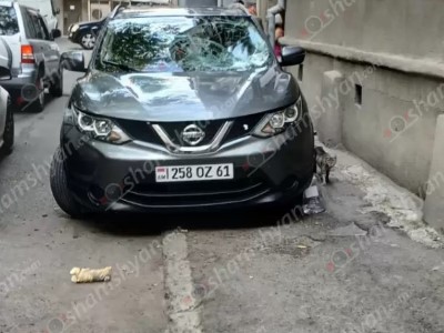 В Ереване 11-летний мальчик упал с крыши 5-этажного дома на автомобиль