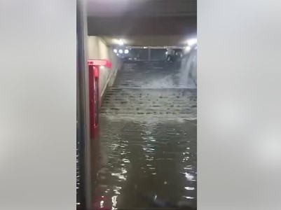 Сильный дождь затопил станцию метро Шенгавит в Ереване