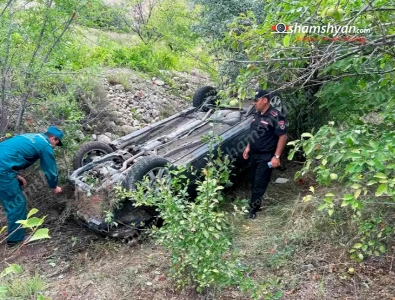 Երևան-Մեղրի ճանապարհին «Opel»-ը դուրս է եկել ճանապարհից և գլխիվայր շրջվելով հայտնվել դաշտում. 2 հոգի հոսպիտալացվել է