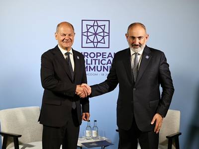 Пашинян представил Шольцу принципиальные позиции армянской стороны относительно делимитации границы