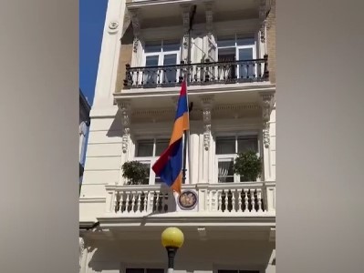 Пашинян с супругой посетили посольство Армении в Великобритании