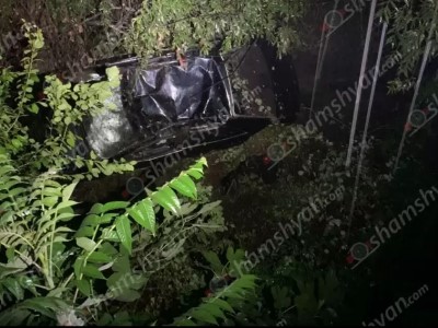 В Армении автомобиль в результате ДТП упал в реку: Водитель госпитализирован