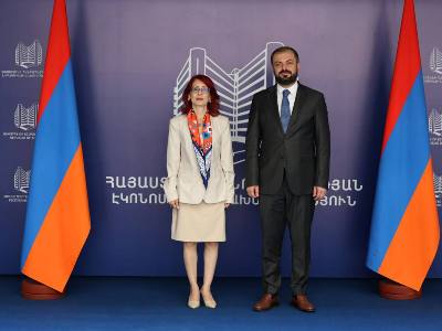 Министр экономики Армении принял посла Сирии