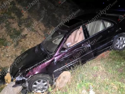 Լոռիում բախվել են «ՎԱԶ 2106»-ն ու «Mercedes»-ը. վերջինն էլ բախվել է քարերին ու հայտնվել ձորակում