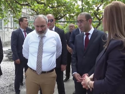 «Բարով ես եկել, համով ախպեր». Վաղարշապատցի կինը Փաշինյանին «Նարեկացի» նվիրեց (վիդեո)