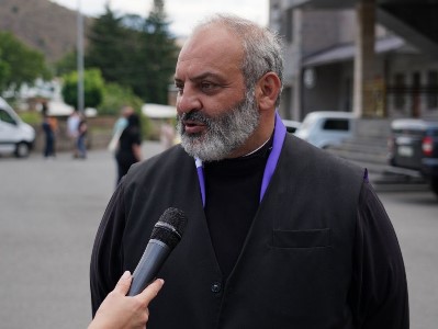 Архиепископ Баграт Галстанян проводит встречу с жителями Вайоцдзорской области