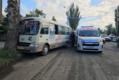 Ջրաշխարհի մոտ թիվ 42 երթուղին սպասարկող ավտոբուսը բախվել է ծառին, վարորդը և 4 ուղևոր տեղափոխվել են հիվանդանոց