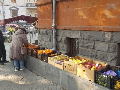 Երևանում ոչ սահմանված վայրերում առևտուր անողներից մոտ 5 տոննա 720 կգ ապրանքատեսակ առգրավվել է. քաղաքապետարան