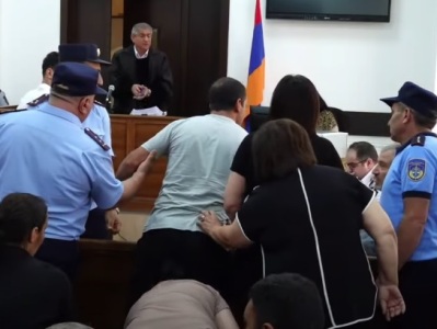 На заседании суда по делу о гибели 15 солдат произошла перепалка между прокурором и родителями погибших