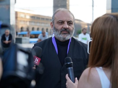 Բագրատ Սրբազանն իր աջակիցների հետ Երեւանի 2800 ամյակի այգում է (ուղիղ)