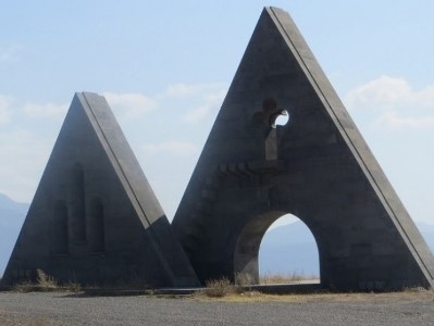 Օկուպացված Արցախում Ադրբեջանը քանդել է «Մեծ և Փոքր Սյունիքներ» հուշակոթողը