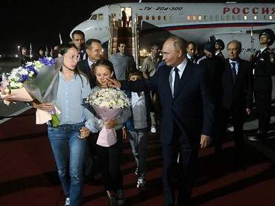 Putin meets with Russians who returned home after prisoner swap, promises state awards