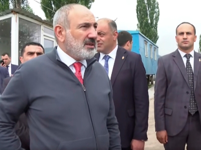 Փաշինյանի թիկնապահը իջեցնում է շինարարի ձեռքը, երբ նա փորձում է ինչ-որ բան բացատրել (վիդեո)