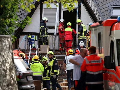 2 killed, another 7 left under rubble after part of riverside hotel collapses in Germany
