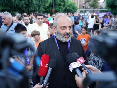 Архиепископ Баграт Галстанян посетил район Давиташен в Ереване