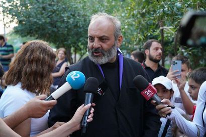 Պահանջում են հրաժարվել Արցախից, Ցեղասպանությունից. Սահմանադրության փոփոխությունը ենթադրում է պետության վերացում. Սրբազան