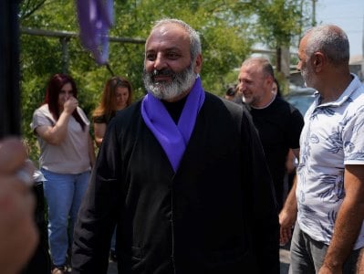 Архиепископ Баграт Галстанян проводит встречу с жителями села Саят-Нова