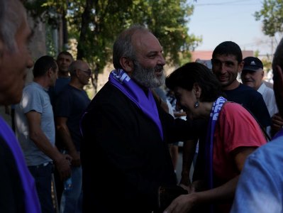 Архиепископ Баграт Галстанян проводит встречу с жителями Масиса