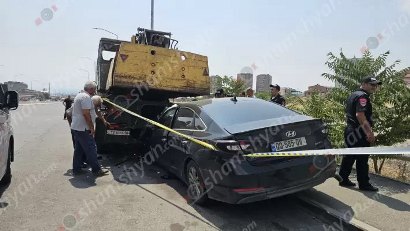 Жуткое ДТП в Ереване: автомобиль врезался в подъемный кран, погиб водитель