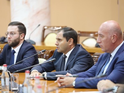 Папикян встретился с молодежью: Самое главное - наличие боеспособных ВС, готовых противостоять вызовам