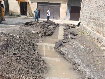 Սանահին կայարան թաղամասի երկու շենքերի միջակայքում հետևանքով ջրալցվել է նոր ջրագծի անցկացման համար նախատեսված փոսը