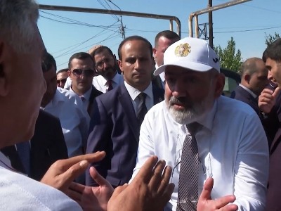 Դուք չպետք է ասեք՝ Կառավարությու՛ն, ասա՛, որ մթերողը 200 դրամով վերցնի խաղողը. Փաշինյանը՝ Այգավանի բնակիչներին