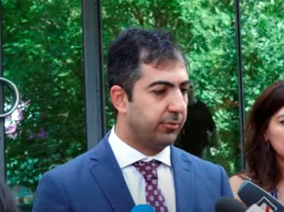 Դատարանը Հրայր Թովմասյանին հեռացրել է դահլիճից՝ խաչը գրպանը դնելու պահանջը չկատարելու համար. պաշտպան