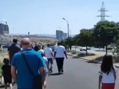 Жители одного из районв в Ереване перекрыли улицу