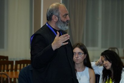 Лидер движения «Во имя Родины» провел обсуждение с молодежью в лагере Агверан