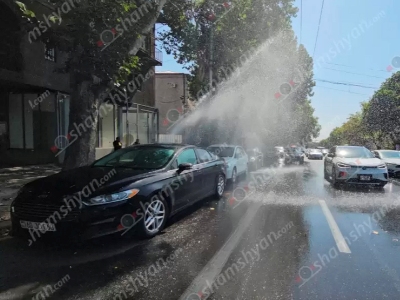 Հերացի փողոցում խողովակի վնասման պատճառով ջուրը ժայթքում է, ավտոմեքենաների համար վթարային իրավիճակ է ստեղծվել