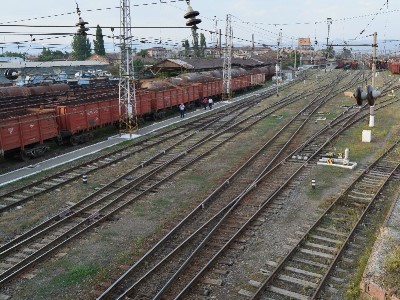 ЮКЖД: Автомобиль был протащен электропоездом на 50 метров и отброшен на обочину пути