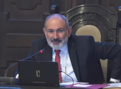 Մարդը ձմռանը սայթաքում, ընկնում է և պառկած տեղից ուղիղ եթեր մտնում. Եղբա՛յր, քո տան դիմաց դո՛ւ պետք է մաքրես. Փաշինյան
