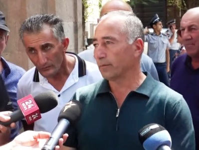 Վարդենուտցիները կառավարության մոտ ակցիա են իրականացնում. իրենց հողերին համարժեք փոխհատուցում են պահանջում (ուղիղ)