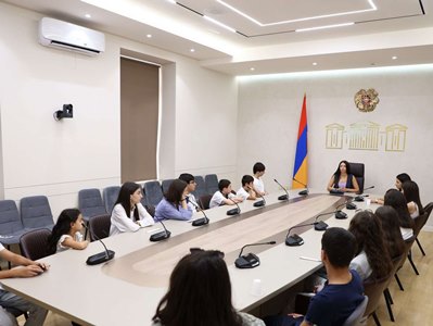 В Национальном собрании Армении приняли группу детей, насильственно перемещенных из Нагорного Карабаха