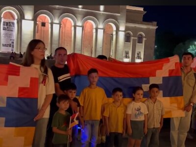 Youth hold demonstration for Nagorno-Karabakh outside Armenia government building