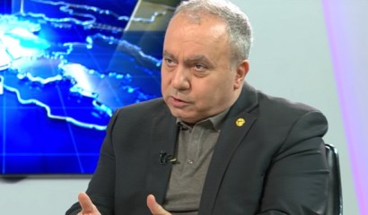 Экс-премьер Армении:  Он, как ненормальный, идет и подписывает все, что ему дают