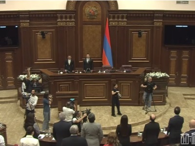 ԱԺ հերթական նստաշրջանը մեկնարկին պետական օրհներգը կատարվեց կենդանի հնչողությամբ. ԱԺ-ն նոր պատգամավոր ունի