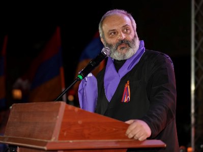 Лидер движения «Во имя Родины» проводит собрание во дворе церкви Сурб Анна