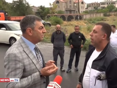 «Էս կոնկրետ իմ դեմ ա». Քասախ գյուղի վարչական ղեկավարը՝ բողոքի ակցիա իրականացնողներին (ուղիղ)