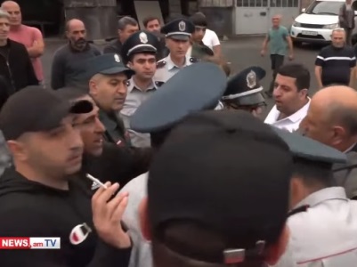 «Կլոո՞ւն ես, էս ի՞նչ ձև ես քեզ պահում, արա՛». ոստիկանը՝ Երևան-Աշտարակ ճանապարհին բողոքի ակցիա իրականացնողին (ուղիղ)