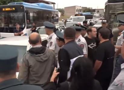 Երևան-Աշտարակ ավտոճանապահին քաշքշուկ սկսվեց ոստիկանների և ակցիայի մասնակիցների միջև. կան բերման ենթարկվածներ (ուղիղ)