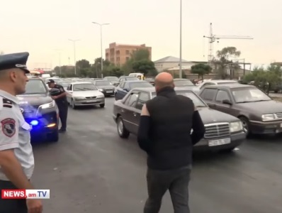 Ակցիայի մասնակիցներից մի քանիսին բերման ենթարկելուց հետո ոստիկանները բացեցին Երևան-Աշտարակ ավտոճանապարհը