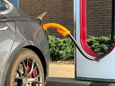 Tesla не советует применять мокрые полотенца для ускоренной зарядки электромобилей