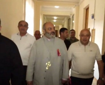 «Հրապարակ». Սրբազանն իրարանցում էր առաջացրել
