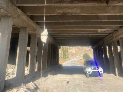 Փրկարարները հեռացրել են կամրջից կախված բետոնի կտորը
